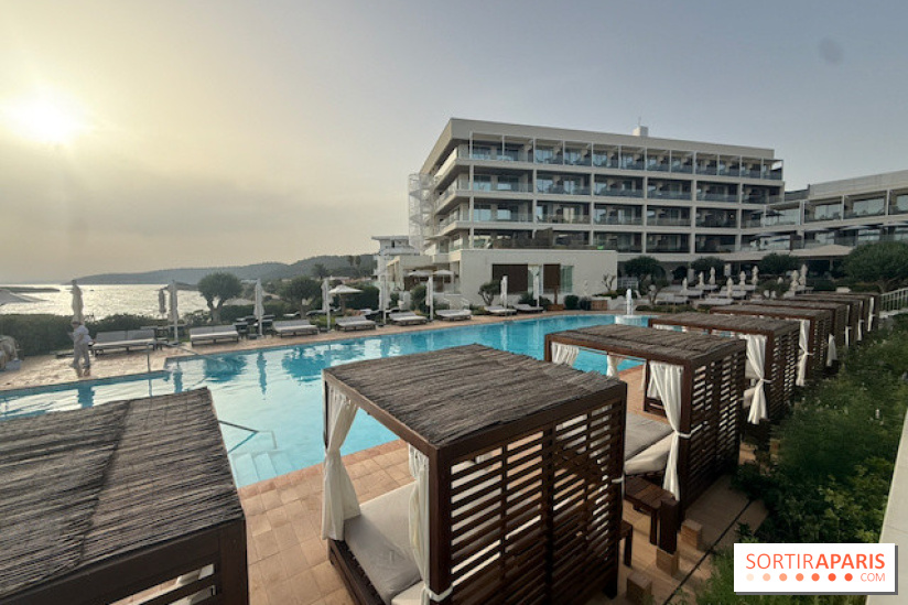 Villa Le Blanc Gran Meliá : piscine principale au coucher du soleil