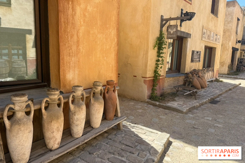 Une ruelle aux amphores au Puy du Fou