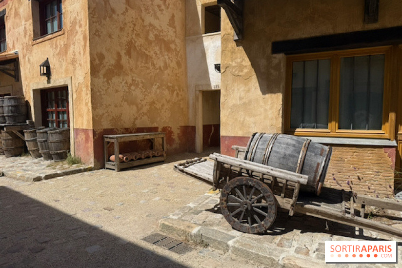 Charrette et tonneaux dans les décors du Puy du Fou
