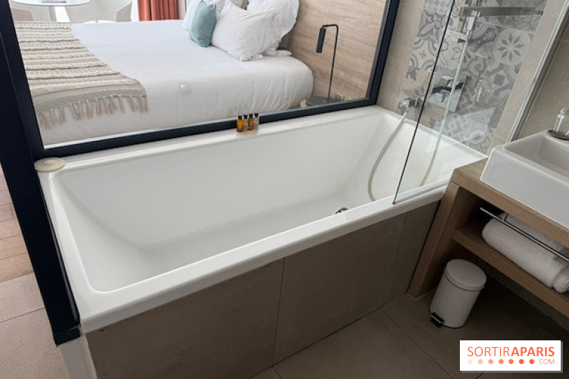 La baignoire ouverte sur la chambre
