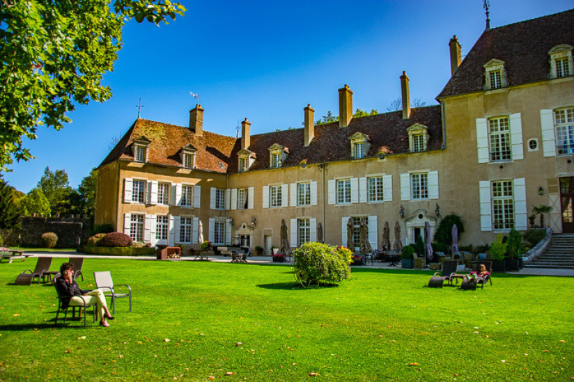 Le Château de Vault-de-Lugny, un écrin royal à deux heures de Paris
