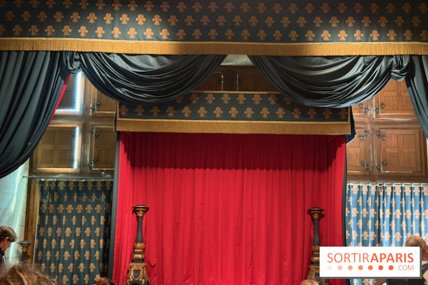 Salle avec scène et rideau rouge