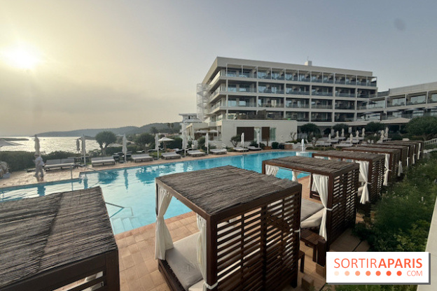 Villa Le Blanc Gran Meliá : piscine principale au coucher du soleil