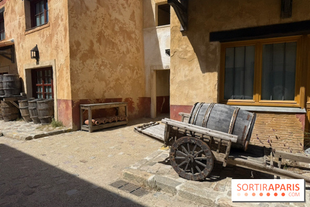 Charrette et tonneaux dans les décors du Puy du Fou