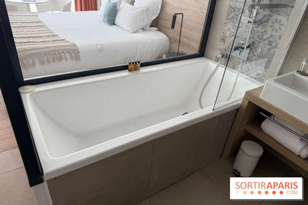 La baignoire ouverte sur la chambre