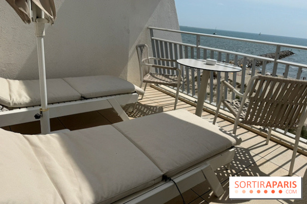 La terrasse de la suite avec transats
