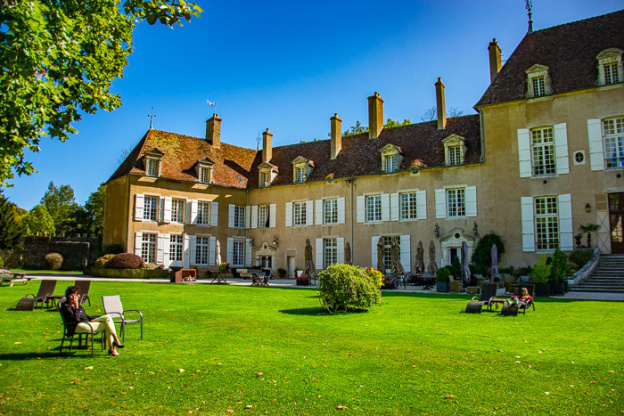 Le Château de Vault-de-Lugny, un écrin royal à deux heures de Paris