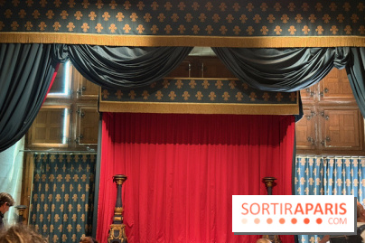 Salle avec scène et rideau rouge
