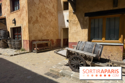 Charrette et tonneaux dans les décors du Puy du Fou