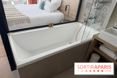 La baignoire ouverte sur la chambre