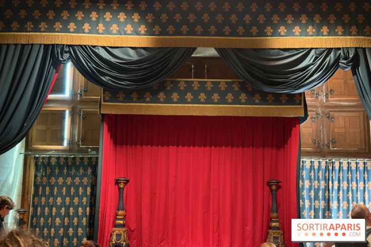 Salle avec scène et rideau rouge