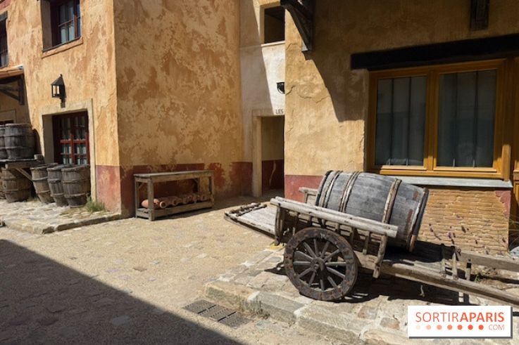 Charrette et tonneaux dans les décors du Puy du Fou