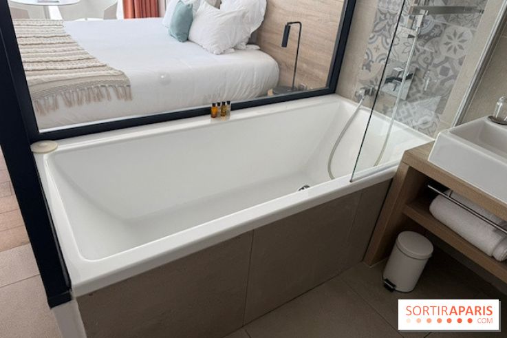 La baignoire ouverte sur la chambre