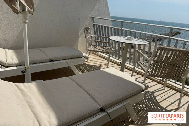La terrasse de la suite avec transats