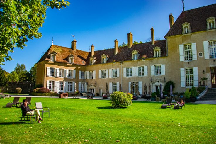 Le Château de Vault-de-Lugny, un écrin royal à deux heures de Paris