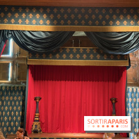 Salle avec scène et rideau rouge