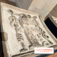 Bas-relief aux armes royales