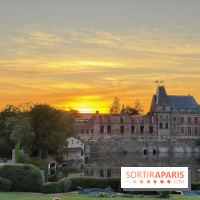 Le château de La Cinéscénie au crépuscule