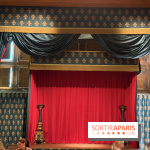 Salle avec scène et rideau rouge