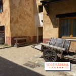 Charrette et tonneaux dans les décors du Puy du Fou