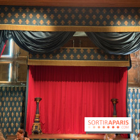 Salle avec scène et rideau rouge