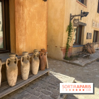 Une ruelle aux amphores au Puy du Fou
