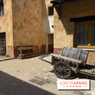 Charrette et tonneaux dans les décors du Puy du Fou