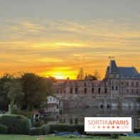 Le château de La Cinéscénie au crépuscule