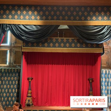Salle avec scène et rideau rouge