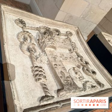Bas-relief aux armes royales