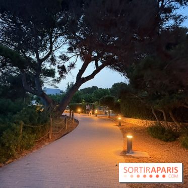 Villa Le Blanc Gran Meliá : allée des jardins en soirée