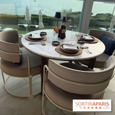 Restaurant Nivi du Villa Le Blanc Gran Meliá : table près de la baie vitrée