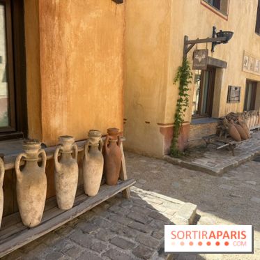 Une ruelle aux amphores au Puy du Fou
