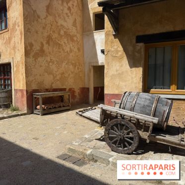 Charrette et tonneaux dans les décors du Puy du Fou