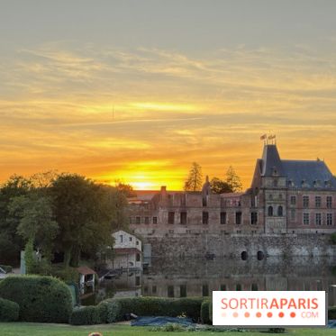 Le château de La Cinéscénie au crépuscule