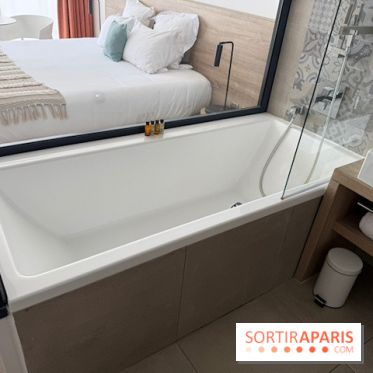 La baignoire ouverte sur la chambre