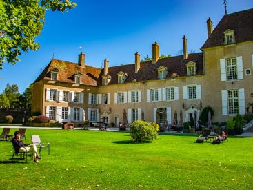 Le Château de Vault-de-Lugny, un écrin royal à deux heures de Paris