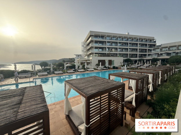 Villa Le Blanc Gran Meliá : piscine principale au coucher du soleil